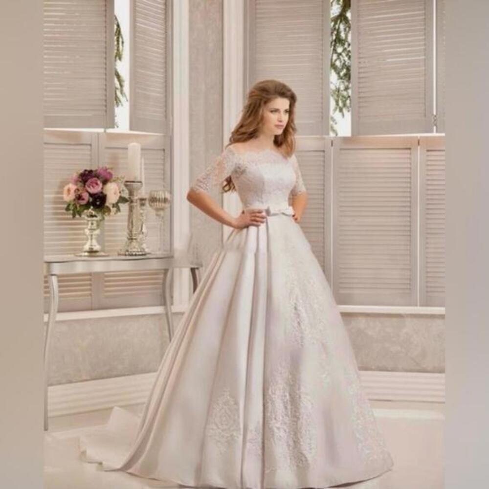 Elegant Lace and Satin Wedding Dress - Lacy Romance 6-8